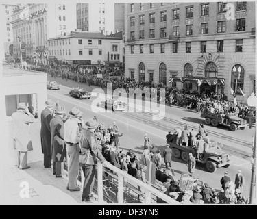 Distance view of President Truman riding in his limousine to the reviewing stand for the inaugural parade. 200037 Stock Photo