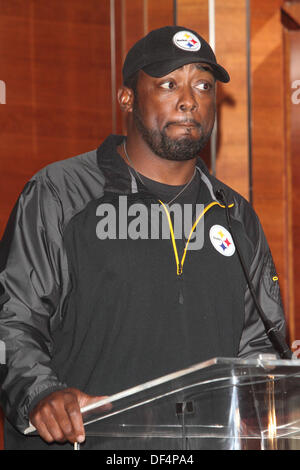 London, UK. 27th Sep, 2013. Head Coach MIKE TOMLIN of the Pittsburgh Steelers - here for Sunday's NFL International Series Game 7 vs Minnesota Vikings at Wembley Stadium - hold a Press Conference at the Four Seasons Hotel and Practice at London Wasps RFC, London, England - September 27th 2013 Photo by Keith Mayhew © KEITH MAYHEW/Alamy Live News Stock Photo