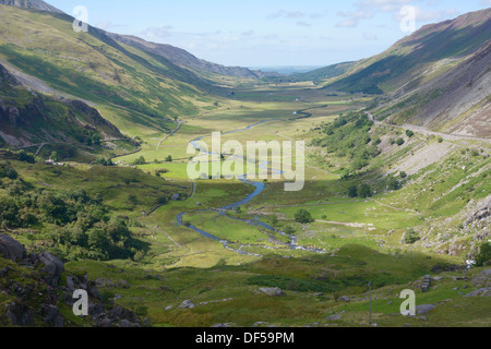 The Nant Ffrancon Pass in Snowdonia - a fine example of a U-shaped glaciated valley with Afon Ogwen flowing along the valley bed Stock Photo