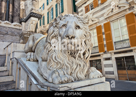 Sculpture of a lion in the Cathedral of Saint Lawrence (Duomo di Genoa, Cattedrale di San Lorenzo, circa XVII c.). Genoa, Italy Stock Photo