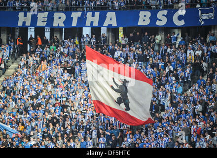 Berlin, Germany. 28th Sep, 2013. Fans of Hertha BSC cheer on their team during the Bundelsiga soccer match between Hertha BSC and FSV Mainz 05 at the Olympic Stadium in Berlin, Germany, 28 September 2013. Photo: OLE SPATA (ATTENTION: Due to the accreditation guidelines, the DFL only permits the publication and utilisation of up to 15 pictures per match on the internet and in online media during the match.)/dpa/Alamy Live News Stock Photo