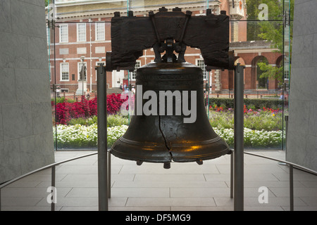 LIBERTY BELL (©PASS & STOW 1753) LIBERTY BELL CENTER (©BERNARD CYWINSKI  2003) PHILADELPHIA PENNSYLVANIA USA Stock Photo