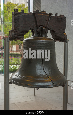 LIBERTY BELL (©PASS & STOW 1753) LIBERTY BELL CENTER (©BERNARD CYWINSKI  2003) PHILADELPHIA PENNSYLVANIA USA Stock Photo