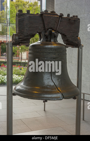 LIBERTY BELL (©PASS & STOW 1753) LIBERTY BELL CENTER (©BERNARD CYWINSKI  2003) PHILADELPHIA PENNSYLVANIA USA Stock Photo