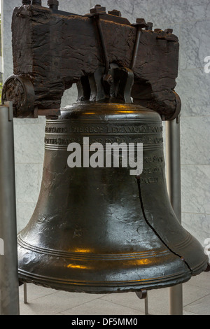 LIBERTY BELL (©PASS & STOW 1753) LIBERTY BELL CENTER (©BERNARD CYWINSKI  2003) PHILADELPHIA PENNSYLVANIA USA Stock Photo