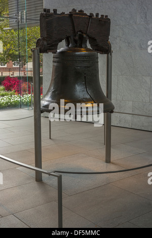 LIBERTY BELL (©PASS & STOW 1753) LIBERTY BELL CENTER (©BERNARD CYWINSKI  2003) PHILADELPHIA PENNSYLVANIA USA Stock Photo