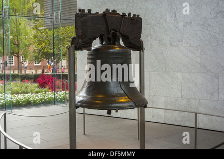 LIBERTY BELL (©PASS & STOW 1753) LIBERTY BELL CENTER (©BERNARD CYWINSKI  2003) PHILADELPHIA PENNSYLVANIA USA Stock Photo