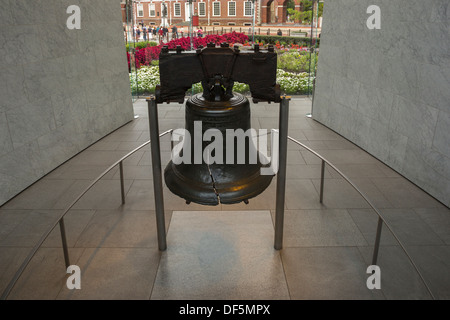 LIBERTY BELL (©PASS & STOW 1753) LIBERTY BELL CENTER (©BERNARD CYWINSKI  2003) PHILADELPHIA PENNSYLVANIA USA Stock Photo