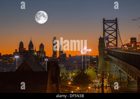 DOWNTOWN SKYLINE BEN FRANKLIN BRIDGE PHILADELPHIA PENNSYLVANIA FROM CAMDEN NEW JERSEY USA Stock Photo