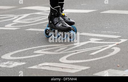 Berlin, Germany. 28th Sep, 2013. An inline skaters takes part in the 40th Berlin Marathon of Inline Skaters in Berlin, Germany, 28 September 2013. Photo: BRITTA PEDERSEN/dpa/Alamy Live News Stock Photo