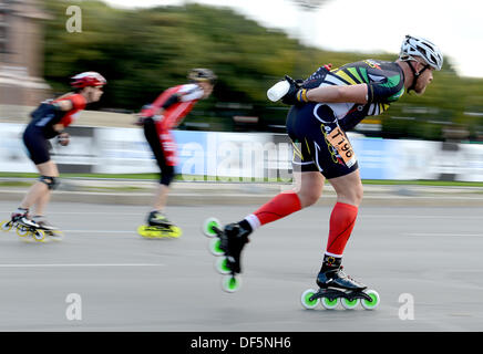 Berlin, Germany. 28th Sep, 2013. Inline skaters pass the Berlin Victory Column during the 40th Berlin Marathon of Inline Skaters in Berlin, Germany, 28 September 2013. Photo: BRITTA PEDERSEN/dpa/Alamy Live News Stock Photo