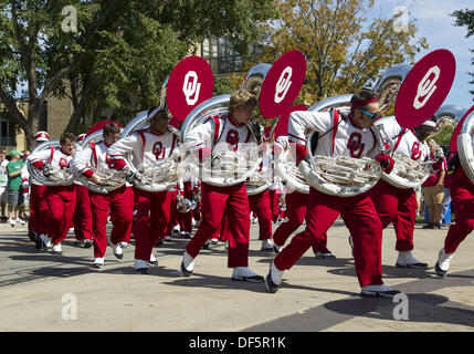 South Bend, Indiana, USA. 28th Sep, 2013. September 28, 2013: The Oklahoma band marches into the stadium prior to NCAA Football game action between the Notre Dame Fighting Irish and the Oklahoma Sooners at Notre Dame Stadium in South Bend, Indiana. © csm/Alamy Live News Stock Photo