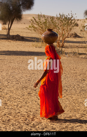 India, Rajasthan, Thar Desert, Indian woman carrying traditional water pot Stock Photo