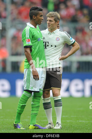 Munich's Toni Kroos (R) vies for the ball with Wolfsburg's Luiz Gustavo during the football match between FC Bayern Munich and VfL Wolfsburg, Munich, Germany, 28 September 2013. Munich won the match with 1:0. Photo: Andreas Gebert Stock Photo