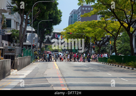 People crossing the road. Singapore Stock Photo - Alamy