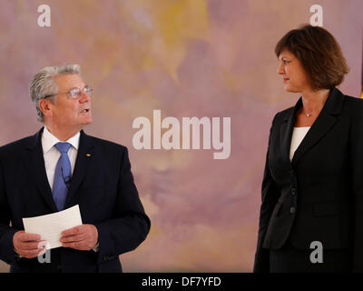 Berlin, Germany. Sptember 30th, 2013. President Joachim Gauck handed Federal Agriculture Minister Ilse Aigner, the certificate of release at Bellevue Palace in Berlin. After five years in the federal cabinet, Ilse Aigner (CSU) goes back to the Bavarian politics. / Picture: President Joachin Gauck of German, thanks Ilse Aigner, Federal Minister of Food, Agriculture and Consumer Protection. Credit:  Reynaldo Chaib Paganelli/Alamy Live News Stock Photo