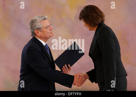Berlin, Germany. Sptember 30th, 2013. President Joachim Gauck handed Federal Agriculture Minister Ilse Aigner, the certificate of release at Bellevue Palace in Berlin. After five years in the federal cabinet, Ilse Aigner (CSU) goes back to the Bavarian politics. / Picture: Handshake between President Joachin Gauck of German, and Ilse Aigner, Federal Minister of Food, Agriculture and Consumer Protection. Credit:  Reynaldo Chaib Paganelli/Alamy Live News Stock Photo