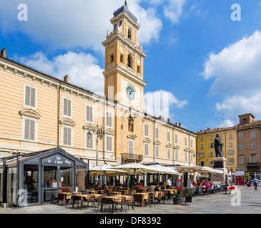 Restaurant in front of The Palazzo del Governatore in the historic city centre, Piazza Garibaldi, Parma, Emilia Romagna, Italy Stock Photo