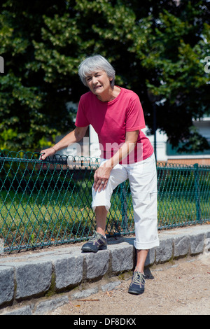 KNEE PAIN IN AN ELDERLY PERSON Stock Photo