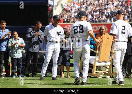 Mariano Rivera (Yankees), SEPTEMBER 22, 2013 - MLB : Mariano Rivera of the  New York Yankees acknowledges fans as Hideki Matsui (2nd L) watches him  during his retirement ceremony before the Major