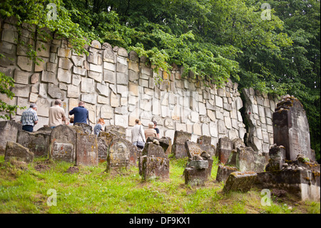 tourists sightseeing Jewish Cemetery Stock Photo