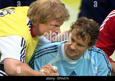 Germany's goalkeeper Jens Lehmann (R) is encouraged by substitute goalie Oliver Kahn prior to the penalty shoot-out during the quarter final of the 2006 FIFA World Cup between Germany and Argentina in the Olympic stadium in Berlin, Germany, Friday, 30 June 2006. Germany wins 4-2 on penalty shoot-out.   DPA/BERND SETTNIK +++ Mobile Services OUT +++ Please refer to FIFA's Terms and Conditions.  DPA/WDR  +++(c) dpa - Report+++ Stock Photo
