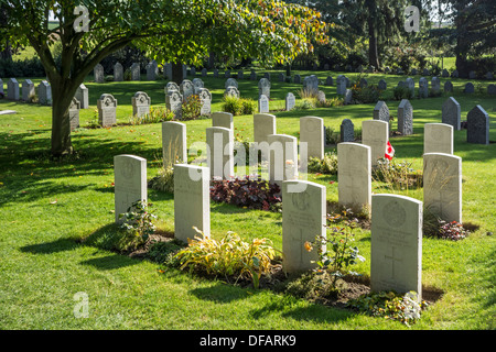 WW1 British and German graves at the First World War One St Symphorien cemetery at Saint-Symphorien near Mons, Hainaut, Belgium Stock Photo