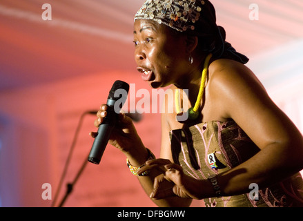 Storyteller and writer Gcina Mhlope entertains guests 2007 Table Unity event held Botanical Gardens in Durban 20 May 2007. Stock Photo