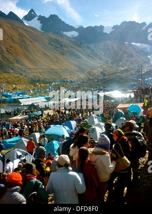 Pilgrims at the annual Qoyllur Rit'i festival near Cuzco, Peru Stock Photo