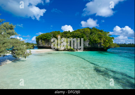 White sand beach and turquoise water, Bay de Kanumera, Île des Pins, New Caledonia, France Stock Photo