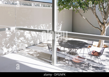 Table and chairs in courtyard Stock Photo