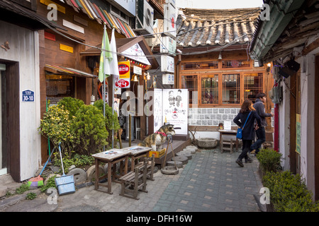 Korean Traditional Tea House in an alleyway in Insadong, Seoul, Korea Stock Photo