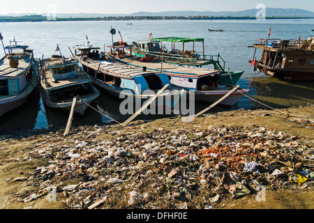 Vessels at Ayeyarwady River, Mandalay, Shan-State, Myanmar, Asia Stock Photo