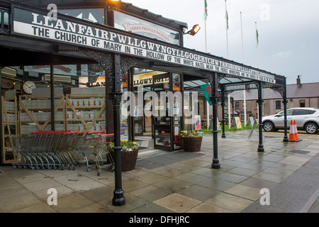 James Pringle Weavers in Llanfairpwllgwyngyllgogerychwyrndrobwllllantysiliogogogoch (Llanfairpwllgwyngyll), Anglesey, Wales. Stock Photo