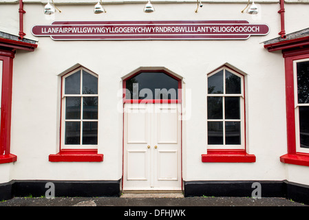 Llanfairpwllgwyngyllgogerychwyrndrobwllllantysiliogogogoch train station, in the village with the longest place name in Europe. Stock Photo