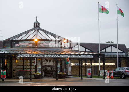 James Pringle Weavers in Llanfairpwllgwyngyllgogerychwyrndrobwllllantysiliogogogoch (Llanfairpwllgwyngyll), Anglesey, Wales. Stock Photo