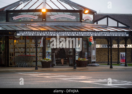 James Pringle Weavers in Llanfairpwllgwyngyllgogerychwyrndrobwllllantysiliogogogoch (Llanfairpwllgwyngyll), Anglesey, Wales. Stock Photo