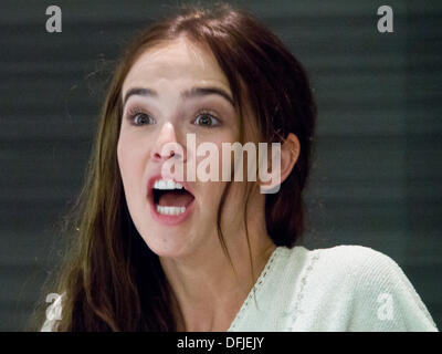 Jerusalem, Israel. 06th Oct, 2013. Actress ZOEY DEUTCH partakes in a press conference concluding a week-long visit to in the framework of 'America’s Voices in Israel' sponsored by Israel’s Ministries of Foreign Affairs and Tourism. Jerusalem, Israel. 6-Oct-2013.  Hollywood star Lea Thompson, husband, director, Howard Deutch, and daughters, Zoey Deutch and Madelyn Deutch, partake in 'America’s Voices in Israel' journey in Israel with C.S. Lee, Vivian Bang and Anson Mount. Credit:  Nir Alon/Alamy Live News Stock Photo