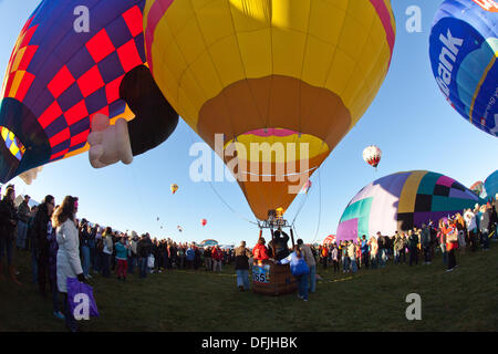 Albuquerque, NM, USA. 5th Oct, 2013. . First day of mass ascension at Albuquerque International Balloon Fiesta on Saturday October 5, 2013. Albuquerque, New Mexico, USA. Credit:  Christina Kennedy/Alamy Live News Stock Photo