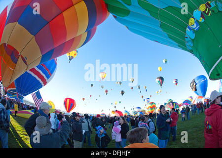 Albuquerque, NM, USA. 5th Oct, 2013. . First day of mass ascension at Albuquerque International Balloon Fiesta on Saturday October 5, 2013. Albuquerque, New Mexico, USA. Credit:  Christina Kennedy/Alamy Live News Stock Photo