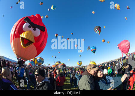 Albuquerque, NM, USA. 5th Oct, 2013. . The Angry Bird hot air balloon prepares for flight, First day of mass ascension at Albuquerque International Balloon Fiesta on Saturday October 5, 2013. Albuquerque, New Mexico, USA. Credit:  Christina Kennedy/Alamy Live News Stock Photo
