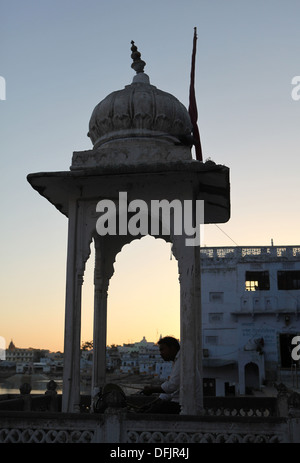 Man playing drums at the holy lake of Pushkar,Rajastha,India. Stock Photo