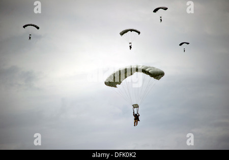 Honduran soldiers with the 15th Special Forces Battalion and US Green Berets maneuver in formation toward the drop zone during a high altitude low opening parachute jump September 21, 2013 at Soto Cano Air Base, Honduras. Stock Photo