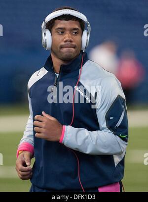 Indianapolis, Ohio, USA. 6th Oct, 2013. October 06, 2013: Seattle Seahawks quarterback Russell Wilson (3) during warmups prior to the NFL game between the Seattle Seahawks and the Indianapolis Colts at Lucas Oil Stadium in Indianapolis, IN. Credit:  csm/Alamy Live News Stock Photo