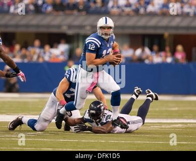 Indianapolis, Ohio, USA. 6th Oct, 2013. October 06, 2013: Indianapolis Colts quarterback Andrew Luck (12) scrambles with the ball after avoiding the tackle by Seattle Seahawks defensive end Chris Clemons (91) in the first half during the NFL game between the Seattle Seahawks and the Indianapolis Colts at Lucas Oil Stadium in Indianapolis, IN. Credit:  csm/Alamy Live News Stock Photo