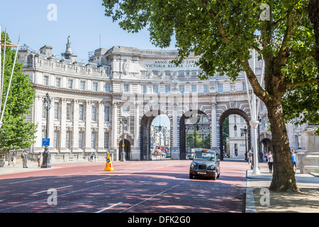 Admiralty Arch, at end of The Mall, West End, London, UK, with iconic black cab (the number of which is the amusing 'M1 KAB') Stock Photo