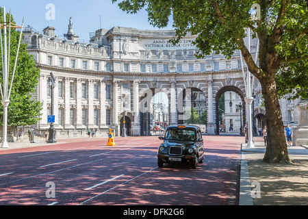 Admiralty Arch, at end of The Mall, West End, London, UK, with iconic black cab (the number of which is the amusing 'M1 KAB') Stock Photo