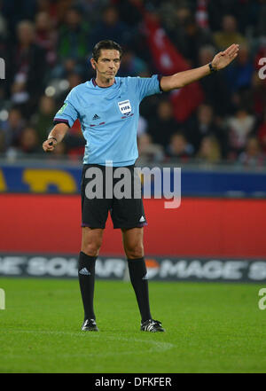 Freiburg, Germany. 06th Oct, 2013. Referee Deniz Aytekin gestures during the German Bundesliga soccer match between SC Freiburg and Eintracht Frankfurt at Mage Solar Stadium in Freiburg, Germany, 06 October 2013. Photo: PATRICK SEEGER/dpa/Alamy Live News Stock Photo