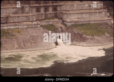 OUTFALL FROM THE CITY OF NIAGARA FALLS SEWAGE TREATMENT PLANT POURS INTO THE NIAGARA RIVER BELOW THE FALLS 549564 Stock Photo