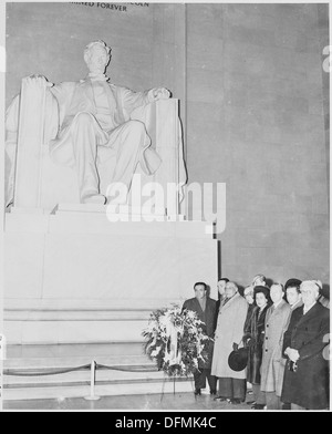 Photograph of a group of unidentified dignitaries with a wreath in front of the statue of Lincoln in the Lincoln... 199498 Stock Photo